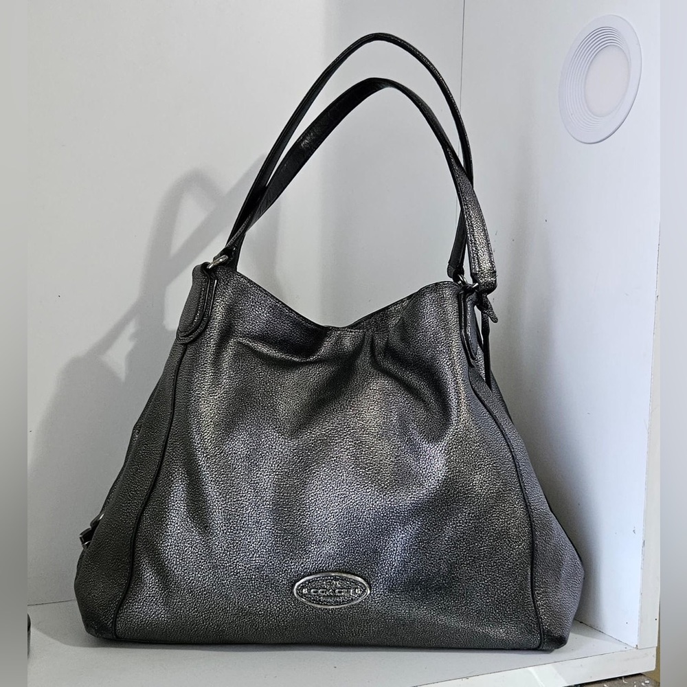 Beautiful Coach Silver /black leather tote BAG ,top Zipper/Snap closure,